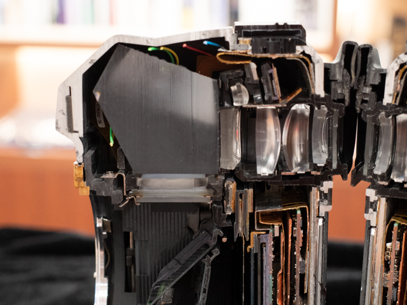 高屈折率ガラスを使ったペンタプリズムの新採用で、見かけ視界はフルサイズのK-1 Mark II並みに大きくなったが、ペンタプリズム自体のサイズはK-3 II比で"一回り大きいぐらい"に収まっているという。