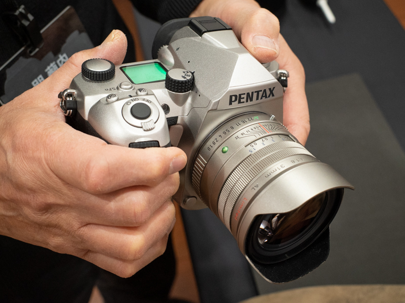 内覧会場には、数こそ少なかったがシルバーボディの動作機も展示されていた。