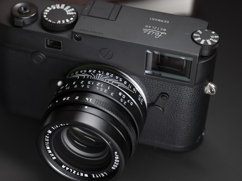 ズミルックスM f1.4/35mm ASPH. Leitz Wetzlarは、ライカM10モノクロームLeitz Wetzlarと同時発売。文字や指標がモノトーンになり、フロントの化粧リングに「LEITZ WETZLAR」の文字がある。