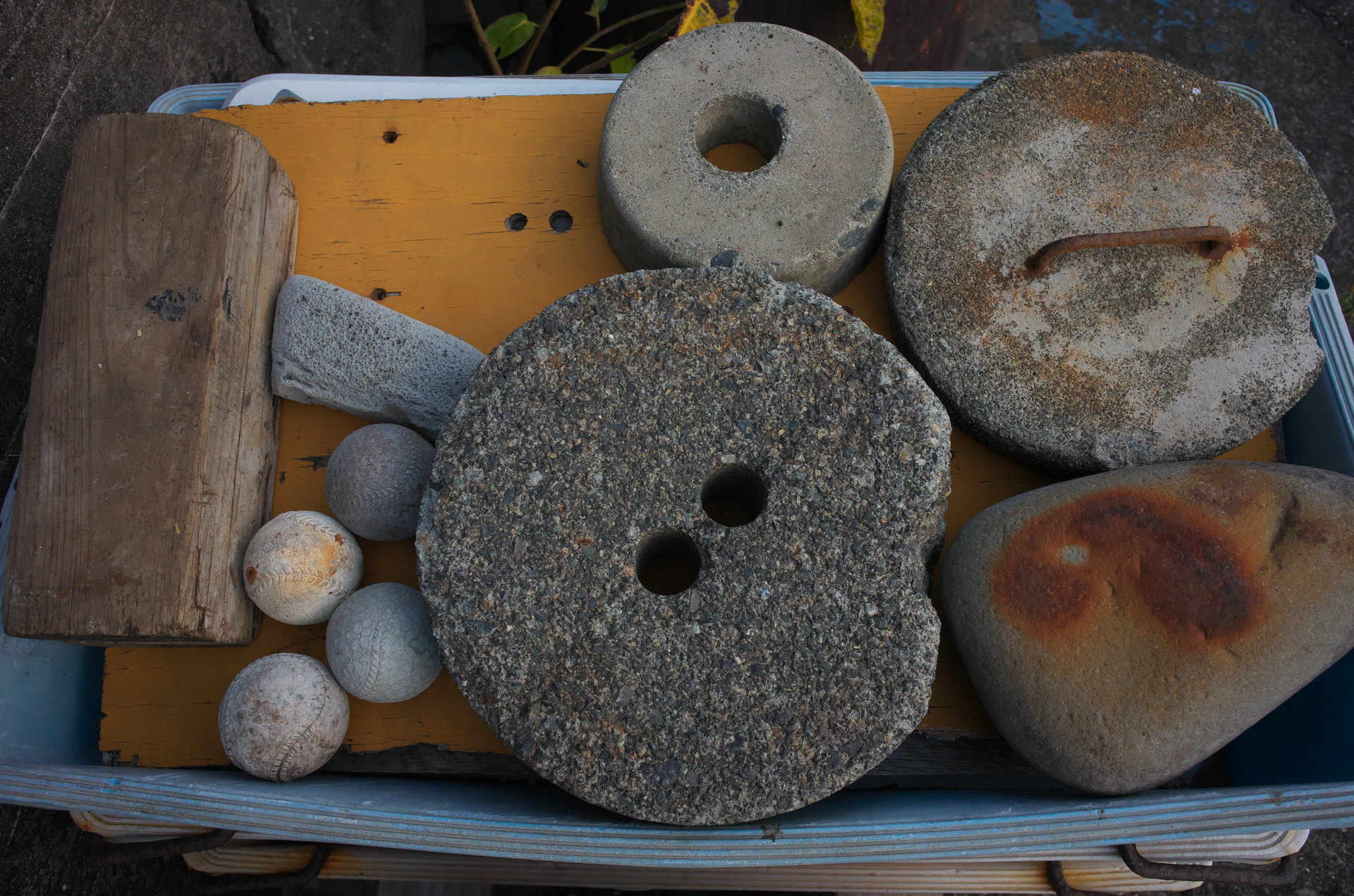 今回の作例の多くはとある漁港で撮影しています。パズルのように敷き詰められた、おそらくウェイトとして使用されるコンクリートや石でしょうか。これも素晴らしい再現性です。<br>COOLPIX A（F5.6・1/160秒）ISO 800