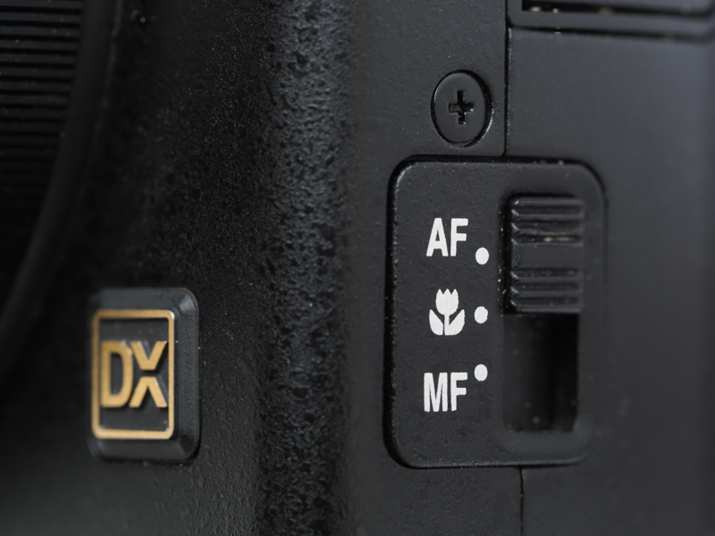 MFとマクロに切り替えるには、ボディ脇のスイッチを使います。この位置だと戻し忘れますね。かつてのニコン28Tiのストロボ切り替えスイッチにも似てますね。