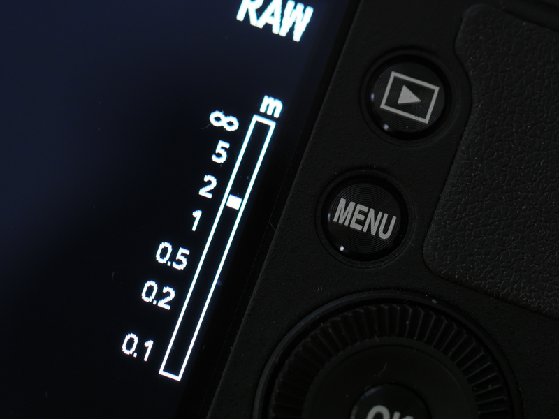 MFに設定すると、距離指標バーが出現。レンズ基部のダイヤルを回すことで距離設定が連続的に変えられます。実焦点距離が18.5mmと被写界深度が深いレンズのため、目測でアバウトに設定してもまず失敗はありません。