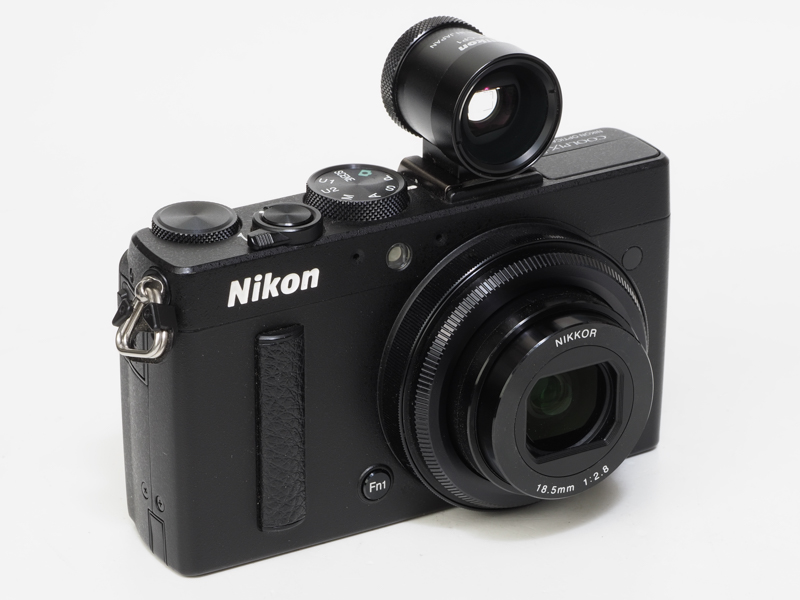 COOLPIX A用に用意された金属製の外付けファインダーDF-CP1。ファインダーなんかろくに見もしないのにこういうものを買ってしまう自分の意志の弱さを呪いたくなります。まあ、近い将来うちのニコンレンジファインダーカメラに付けて使うからいいか。