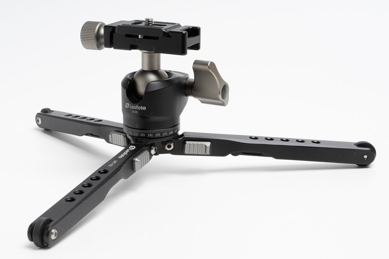 Leofotoポケット三脚MT-03+自由雲台LH-25の組み合わせ。地面からカメラの底面までは約10cm