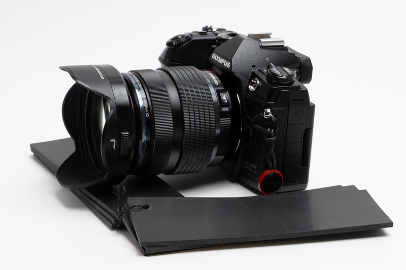 ゴム板をレンズの下に入れたところ。これも滑りにくい