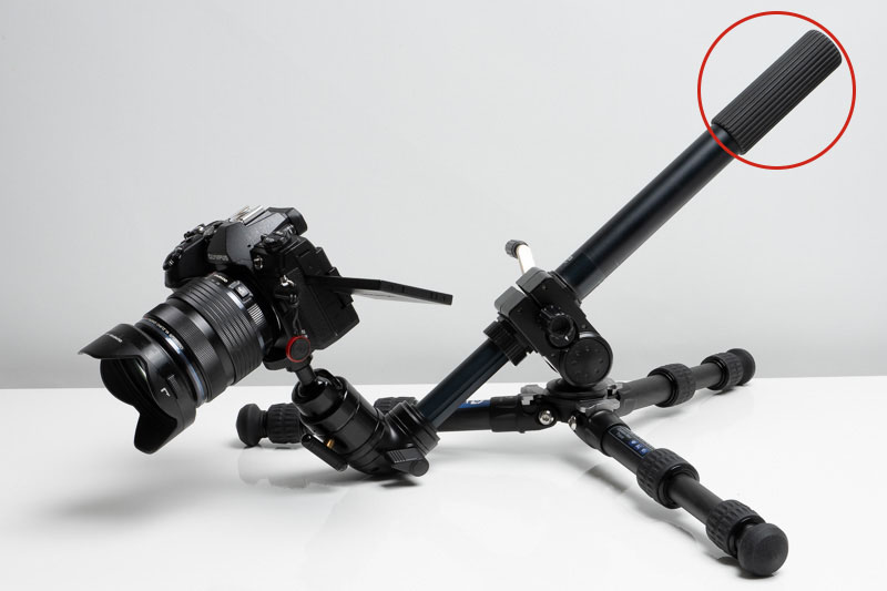 梅本製作所自由雲台、ベルボン アングルアダプター4、ベルボン マルチアングルユニット、Leofotoカーボン三脚LS-223C。赤丸部分がマルチアングルユニットのグリップ