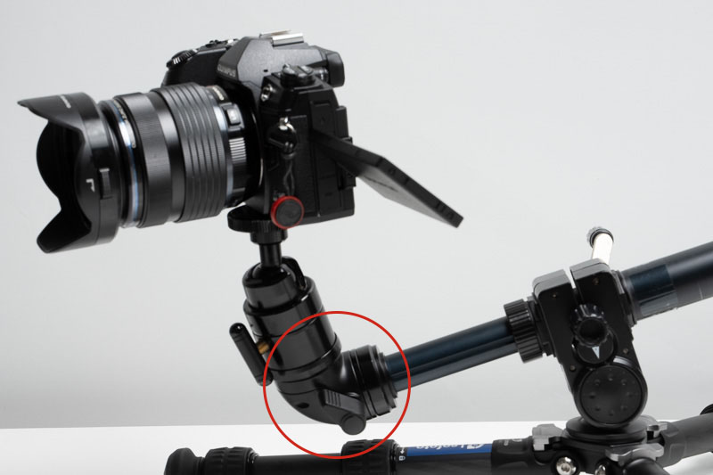 赤丸部分はベルボンのアングルアダプター4、直角にアングル変えたい場合に便利