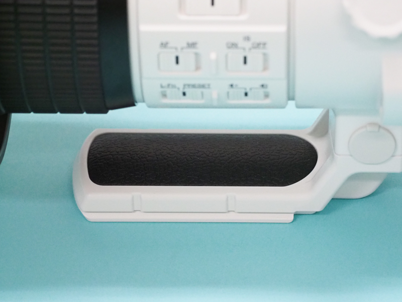 三脚座にはクッション性のある素材を備えている。柔らかすぎない感触で、持ち運びの際の重量感をより緩和させてくれる印象。