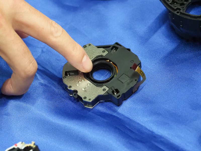 手ブレ補正ユニットはレンズ後方に配置されている。ここにもEDレンズを採用することで、画質の劣化を最小限に抑えつつ補正ストロークの幅を増やすことができたのだという。（<a href="https://dc.watch.impress.co.jp/docs/interview/1293084.html" class="n" target="_blank">「オリンパスM.ZUIKO DIGITAL ED 150-400mm F4.5 TC1.25x IS PRO（前編）」</a>より）