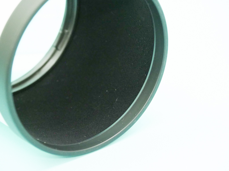 内面には植毛処理を施しており、内面反射を抑制するという。