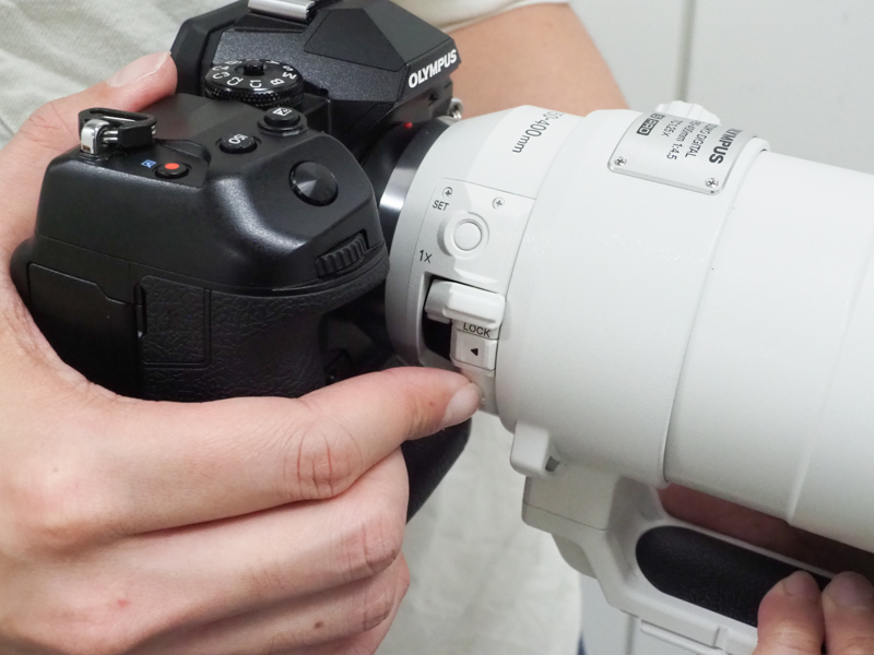 カメラをグリップしたままでも指が届く位置。