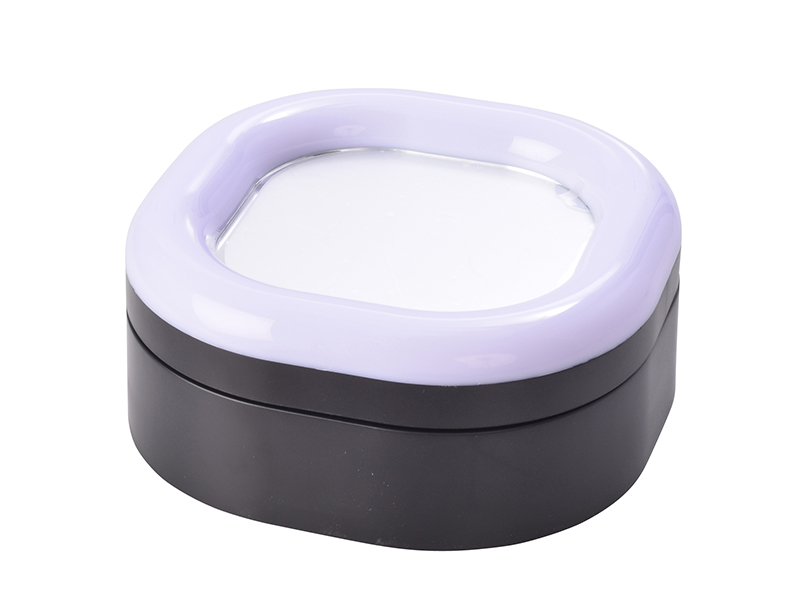 収納時。折りたたむと、リングライト（外形16.5cm）に伸縮ポールを含めてすっぽりと収納される。