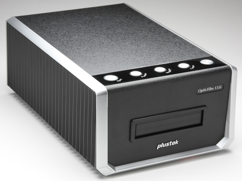 シンプルな筐体。正面中央の開口部にフィルムホルダーを差し込んでスキャンを開始する。スリーブおよびマウントされた35mmフィルムのスキャンが可能