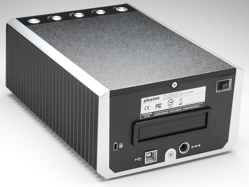 フィルムスキャナーの背面側。フィルムを入れたホルダーはスキャンが済むと中央の開口部から一旦出てくるが、すべてのスキャンが終了すると前面側に戻り排出される