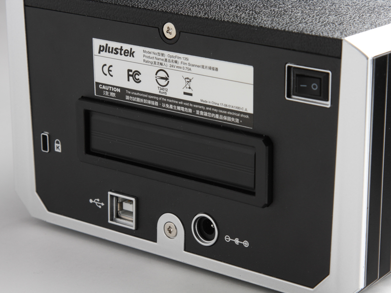 接続ポート類は背面側にある。右上から時計回りに、電源スイッチ、電源コードレセプター（ACケーブル用のジャック）、USBポート、防犯用のケーブルを装着するセキュリティスロット。中央は後部フィルムホルダースロット