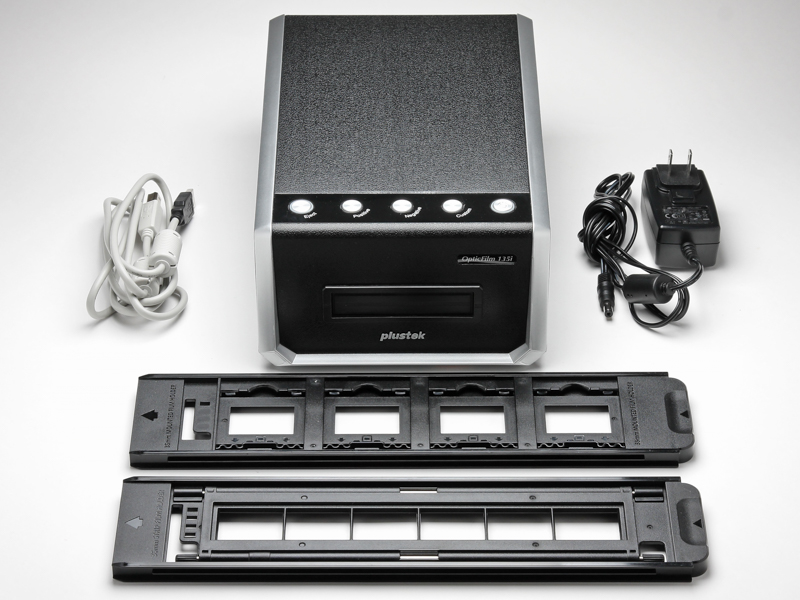 「Plustek OpticFilm 135i」の同梱品。USBケーブル、電源アダプター、フィルムホルダー（スリーブ用およびマウント用）。そのほかにクイックガイドブックやアプリケーションソフトの入ったCD-ROMが付属する