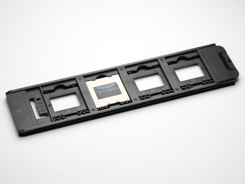 マウントしたフィルム用のホルダー。ワンタッチでマウントに入ったフィルムを装填できて便利