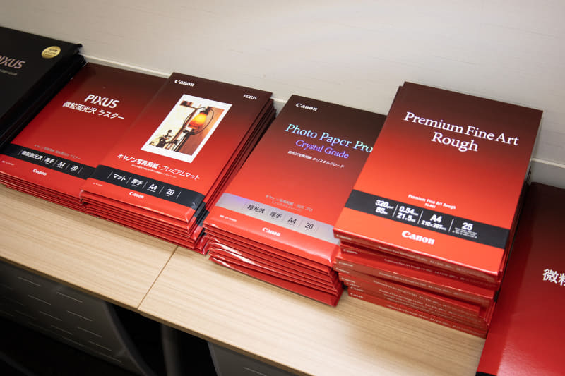 新しくラインナップされた写真用紙・光沢 プロ [クリスタルグレード]や、写真用紙・プレミアムファインアート・ラフも用意されていた。