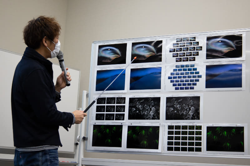 パターン印刷を説明する中西さん。