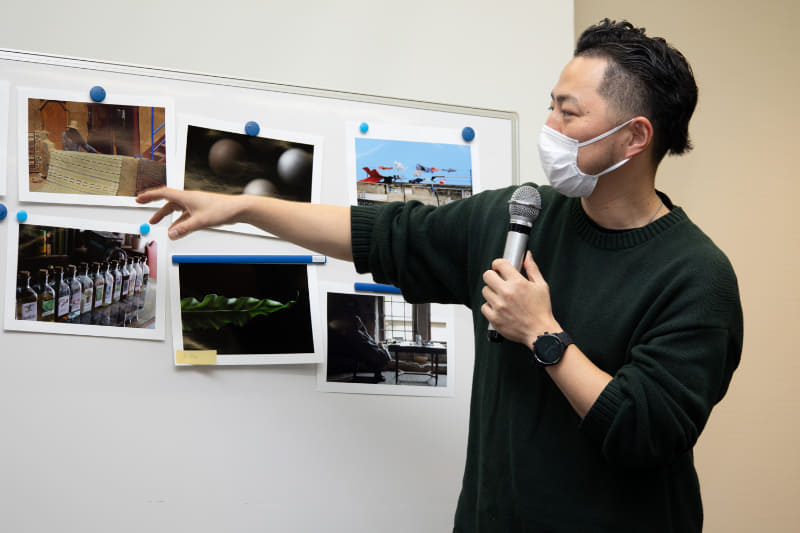 事前にプリントされた参加者の作品を講師2名が選定。作品それぞれにどの用紙が適しているのかをレクチャーした。