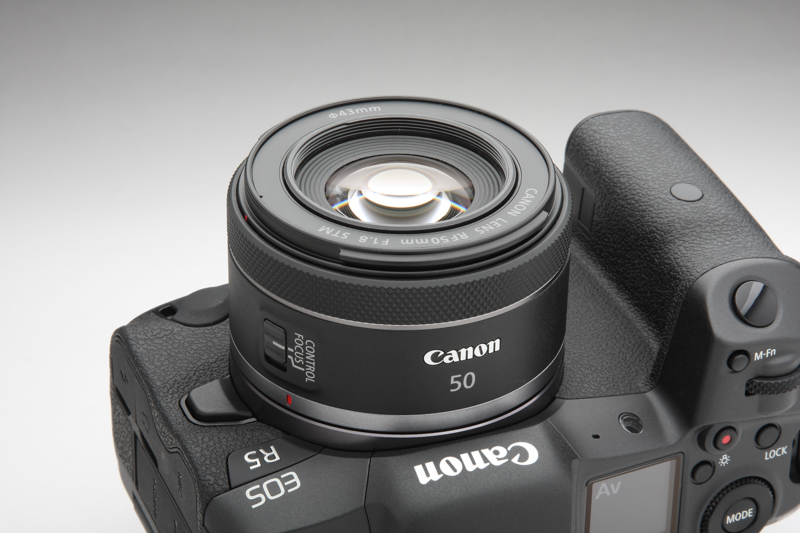 ショートバックフォーカスに合わせた光学系を採用するRFマウウント初の“50mm F1.8”。EFマウントの“50mmF1. 8”と同様基本ガウスタイプの光学系であるが、その詳細は大きく変わっている。発売は2020年12月。同社直販サイトでの販売価格は税込2万8,600円