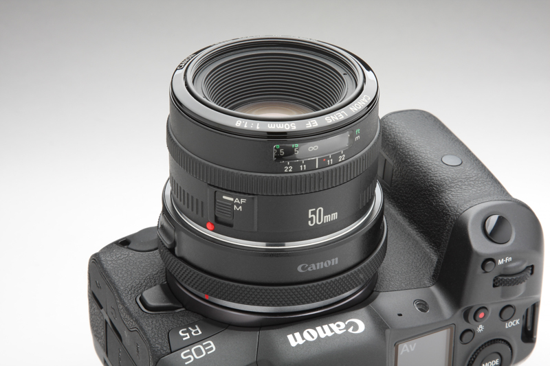 初代EFマウント版“50mm F1.8”であるEF50mm F1.8。高級感こそないが、距離目盛窓や操作しやすい位置にフォーカスリングを備えている。このレンズの後に続く2本のEFマウント“50mm F1.8”は基本的に同じ光学系としている