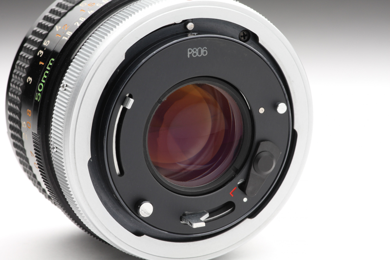 スピゴットタイプのマウントを採用している。レンズ周辺部にはボディへの情報伝達用のレバーやピンなどが複雑に並ぶ