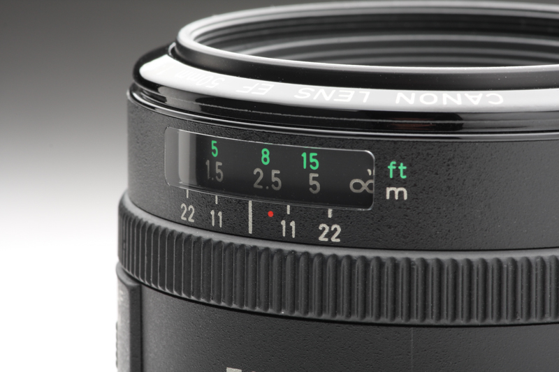 FD50mm F1.8 S.C.と同じく撮影距離目盛や被写界深度目盛、赤外線指標（赤い点）を備える。この時代のオートフォーカスレンズはまだ簡略化されている部分は少なかった