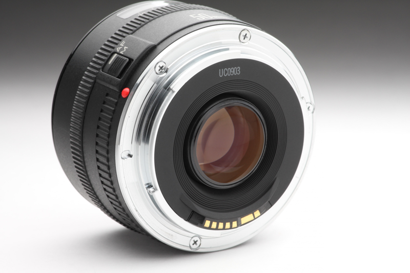 マウント部。FDマウントと異なりEFマウントは物理的な伝達部材はない。当時としては革新的なマウントで、ミラーレス用のRFマウントもそのコンセプトを受け継いでいる