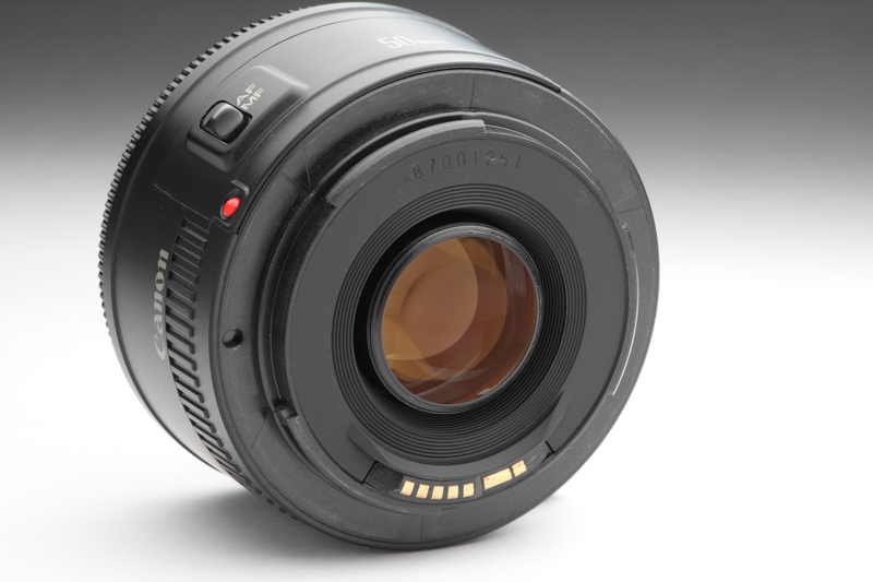キヤノンの“50mm F1.8”では唯一のプラスチック製のマウントを採用するEF50mm F1.8 II。販売価格を考えれば納得できるものであるが、チープな感じであることはやはり否めない