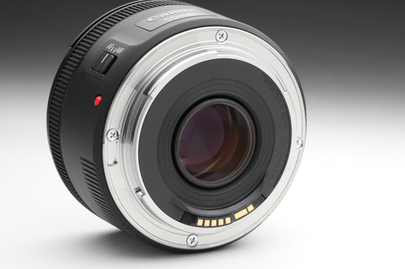 光学系は先代と共通で、再び金属マウントに。これだけでも写りがよくなったように思えるから不思議。その分高価にはなったが、それでも1万円半ばのプライスタグをつけて店頭に並ぶ様はこの時代、驚異的だ