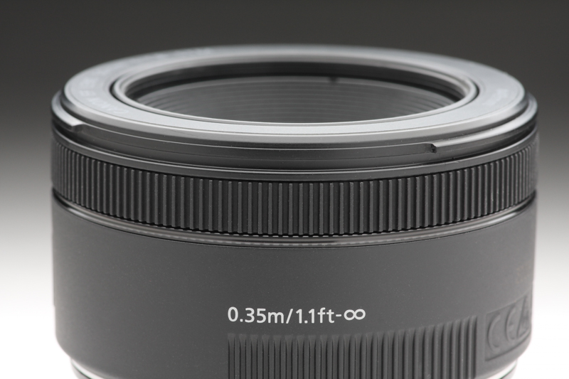 EF50mm F1.8 STMはフォーカスリングも幅のあるものとなり、より操作感は向上。ただし、純正のフードを装着するとフォーカシングする指にそれが当たってしまい操作感が低下するのは何とも残念