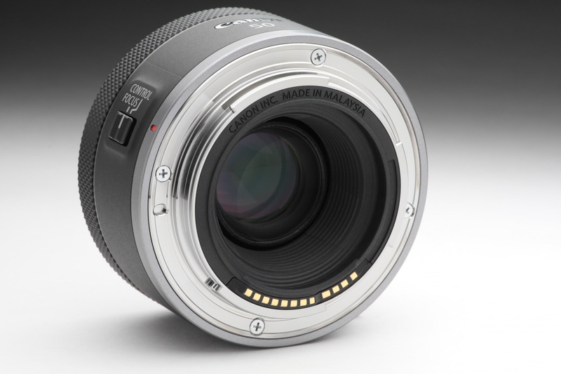 マウントは金属製。後玉はマウント面からやや奥まったところに収まる