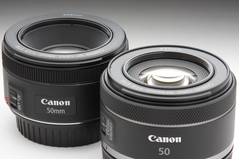 鏡筒の特徴のひとつとして、EF50mm F1.8 STMなどのように前玉の位置が鏡筒奥にある奥目形状を止めたことが挙げられる。鏡筒全長の短縮化に貢献している