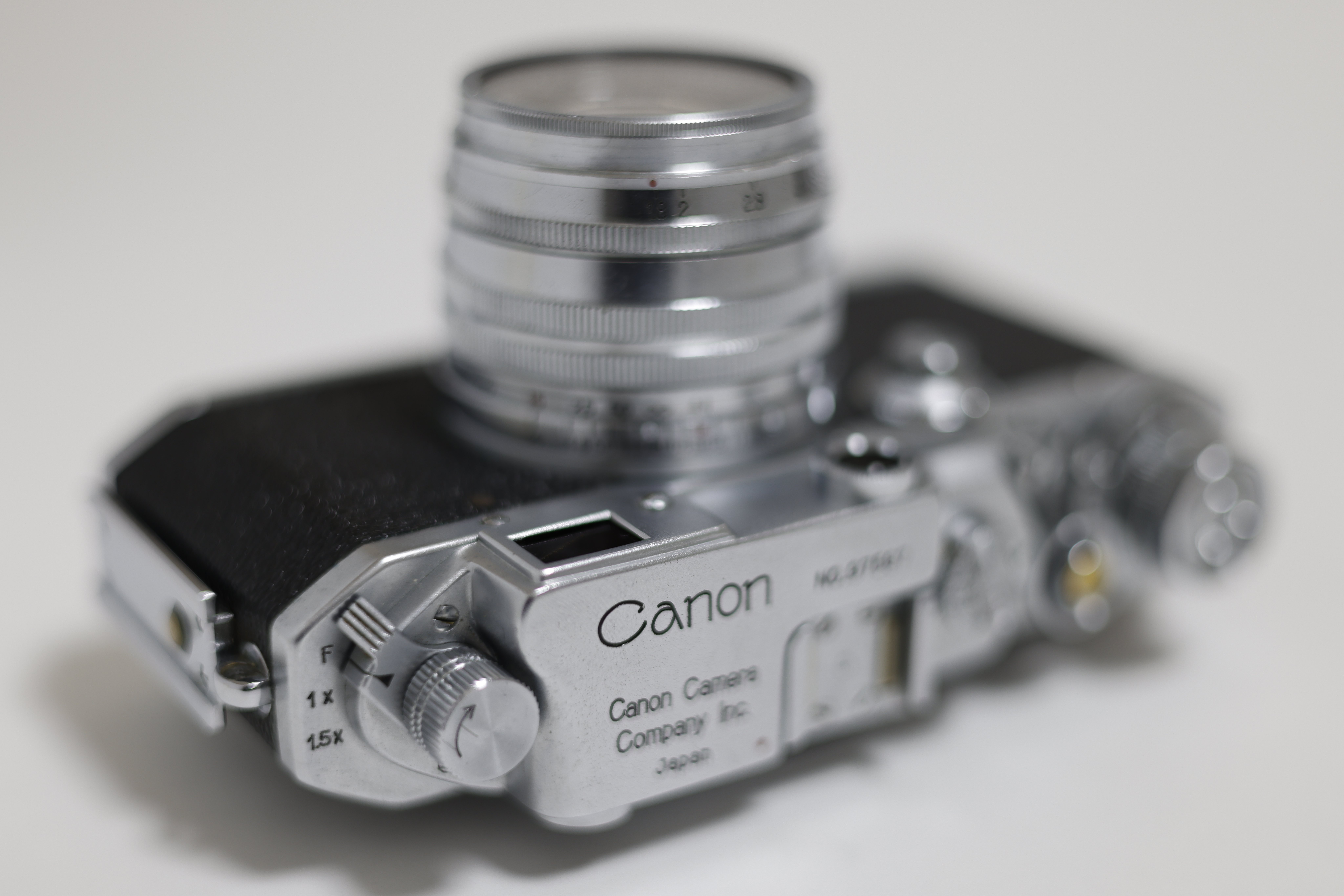 RF50<br>共通撮影データ：EOS R5・マニュアル露出（絞りF2・1/20秒）・ISO 100・WBオート・JPEG