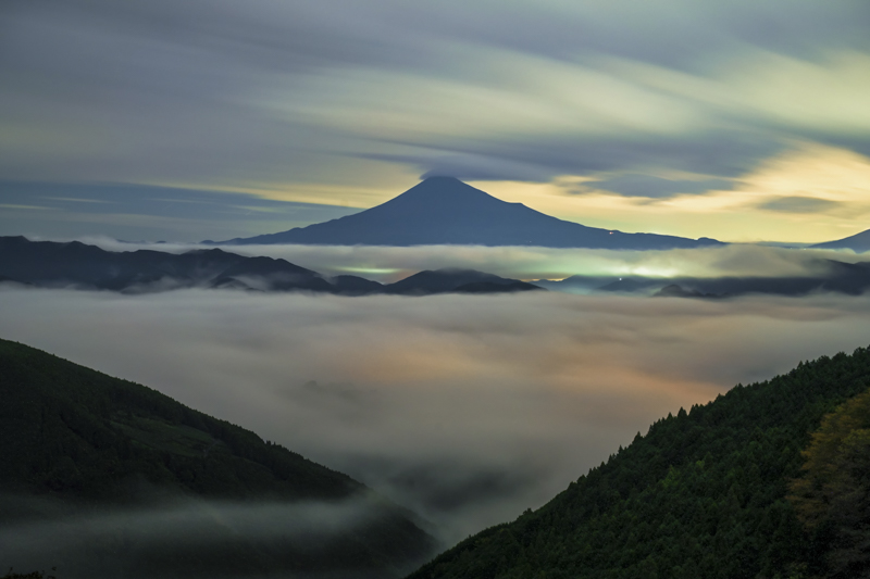 肉眼で富士山が何とか見えるかどうかという暗い時間帯に撮影。4分間露光し続けて表現できた幻想的な雲海と富士山の世界<br><span class="fnt-85">Nikon Z 7II / NIKKOR Z 24-70mm f/2.8 S / 44mm / マニュアル露出（F8、240秒） / ISO 100 / WB:オート</span>
