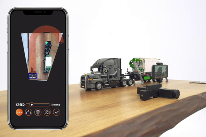 撮影した画像に指で軌道を描くようにしてコースを決めれば設定が完了する。あとはスピードを決めてスタートボタンを押せば動作が開始。