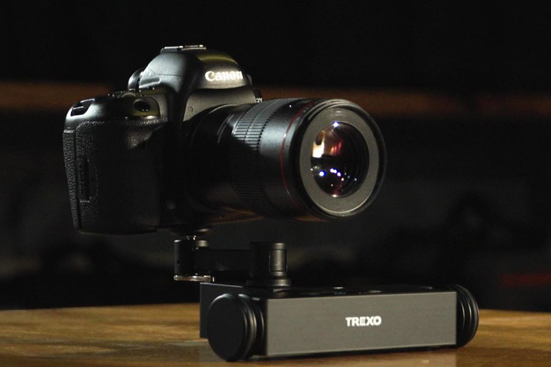 カメラの三脚ネジ穴を利用して取りつける。スマートフォンは、これを利用したホルダーを装着して対応していることがみてとれる。