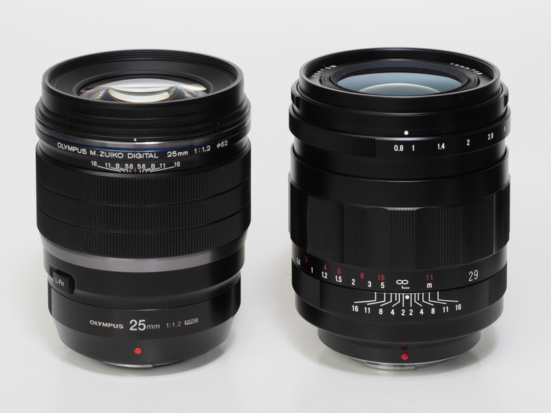 焦点距離、F値は違いますが、オリンパスのM.ZUIKO DIGITAL ED 25mm F1.2 PROと並べて置いてみました。AF機能の有無という違いがあるとはいえ、両者の大きさはあまり変わらず。スーパーノクトンはよくこの大きさにまとめています。