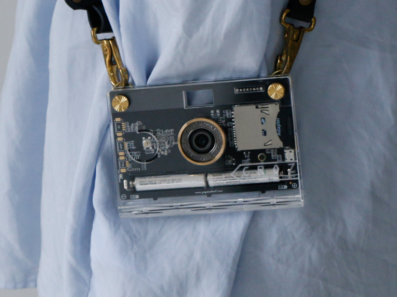 基板が見える透明なカバーも