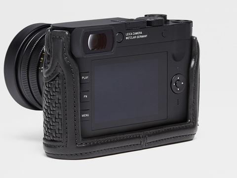 ライカ」と「ゼニア」のコラボアイテムが発売。独自のレザー素材