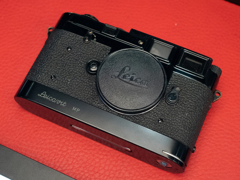 参考：左がライカ250（専用のライカモーター付き）、右が1950年代の元祖「ライカMP」（ブラック）。それぞれ2014年、2019年のオークション展示会場で編集部撮影