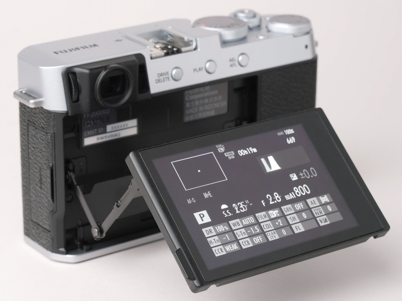 背面モニターは可動幅の大きいチルト式になった