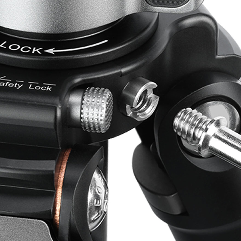 アクセサリー類の装着用取り付け口を備えている。