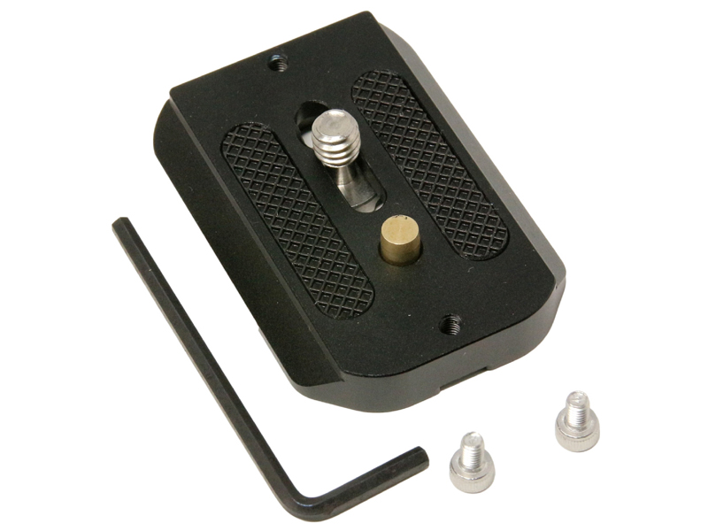 ビデオボス（手前側突起部）は真鍮製。ストッパーネジ2本と工具も付属する