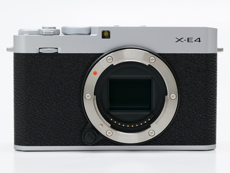 正面。グリップ迫り出し部やAFモードセレクトレバーが廃され、フラットな面構成になっている