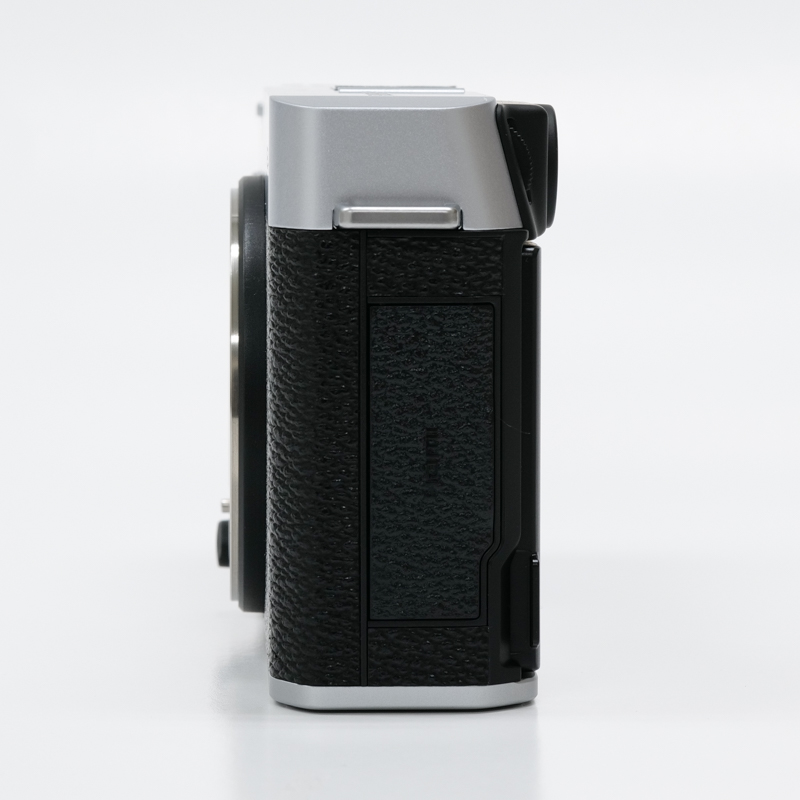 左側面。上からマイク/リモート、USB Type-C、HDMIの各端子がならぶ