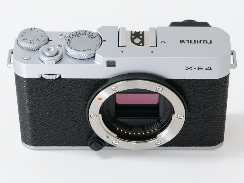 よく観察すると、ボディ前面から左右側面にかけてのアールの造型が少し角を残したものとなっていることがわかる。直線が際立つデザインとなっていることが、ボディ全体をシャープな印象にまとめあげているのだとみられる