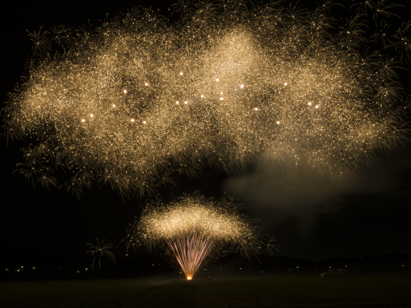 小さな神社の小さな祭りで花火大会が開催された。ボディの画像処理が優秀なため、F20まで絞り込んでも回折現象の影響が少なく、画質の低下が見られない<br><span class="fnt-85">OM-D E-M1 Mark III / M.ZUIKO DIGITAL ED 7-14mm F2.8 PRO / 12mm（24mm相当） / バルブ撮影（F20、9秒） / ISO 200 / WB:3,400K</span>
