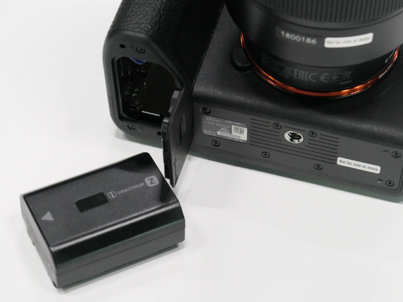 バッテリーはNP-FZ100。